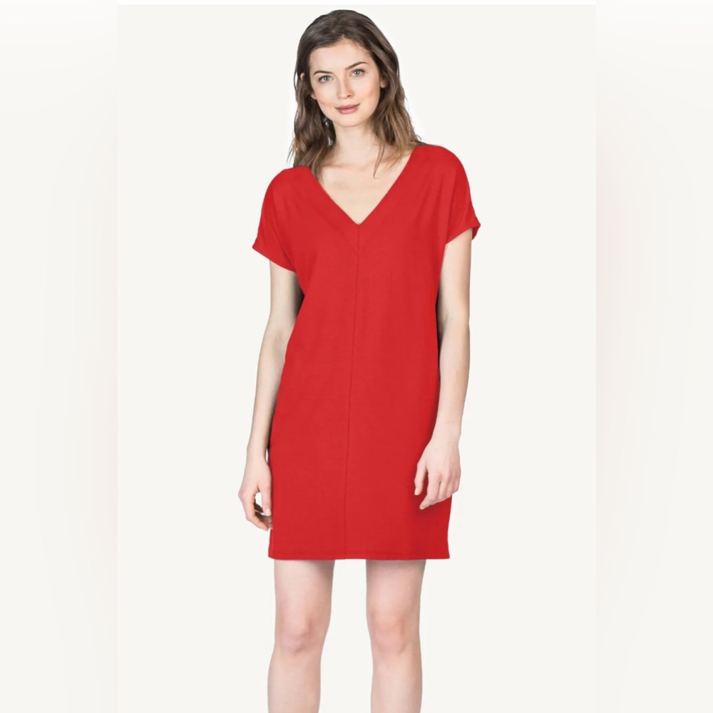 NWT Lilla P red v-neck dress with a tie back detail in size Medium
